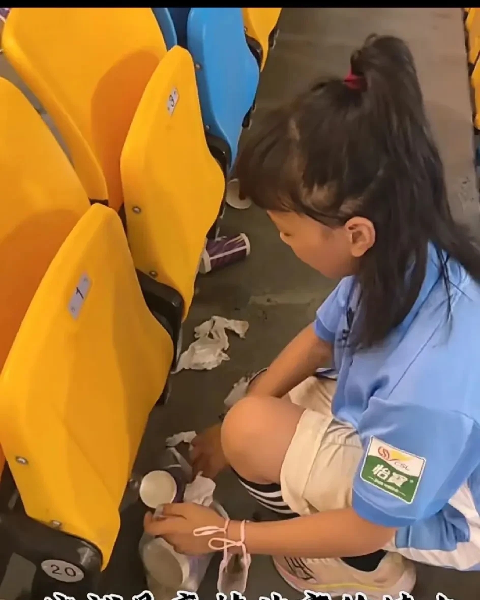 中超比赛球迷购买门票现场挤压现象严重