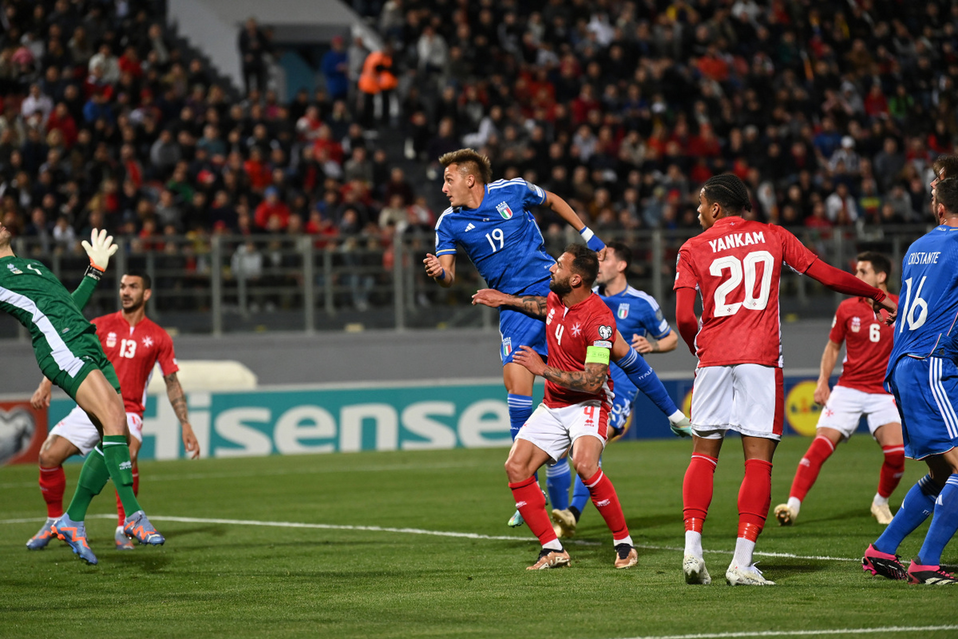 IM体育app-伦敦德比！切尔西险胜热刺，英超争夺再引燃激情