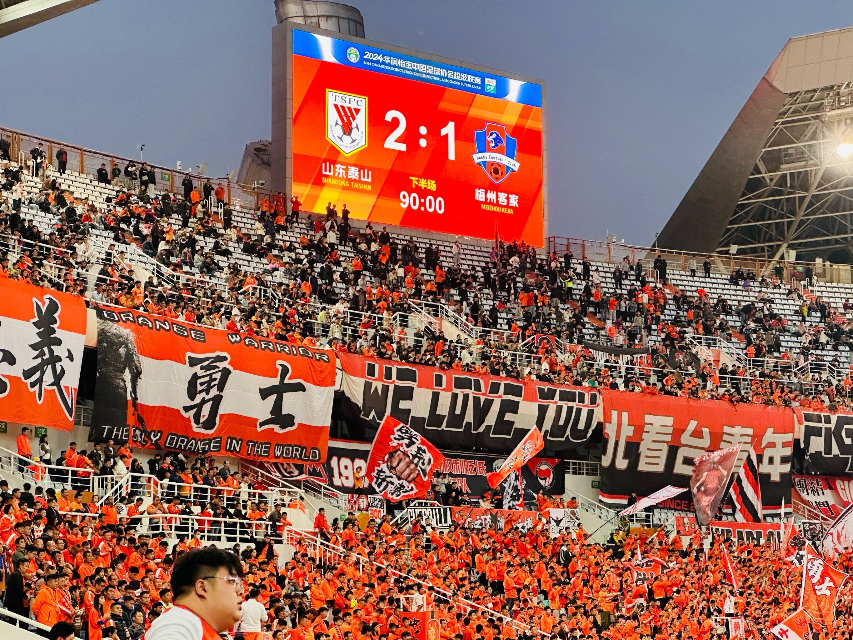 IM体育-队员出现纠纷，球场冲突频发引争议